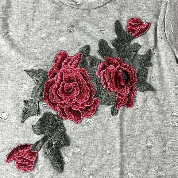 Local Lab Women’s Grey Distressed Embroidered 3D Floral Top, size medium - Picture 4 of 9